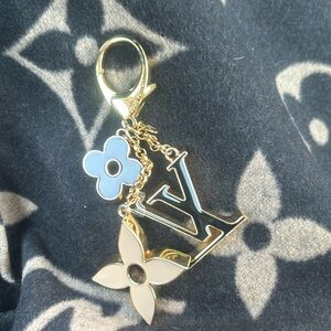 4️⃣5️⃣0️⃣Brand new authentic Louis Vuitton keychain/chain